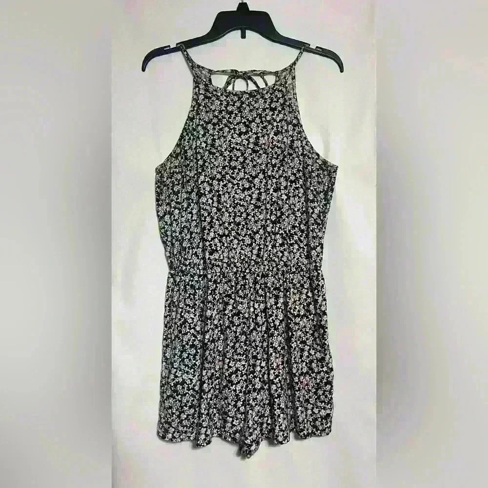 Floral Print Romper, Brand Unknown, Bought at Kohls, Womens Size Medium A0054